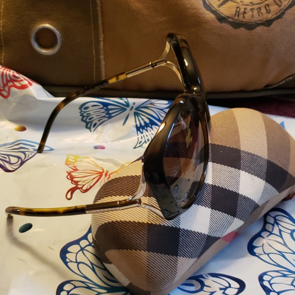 Authentic Burberry sunglasses (B-4068)